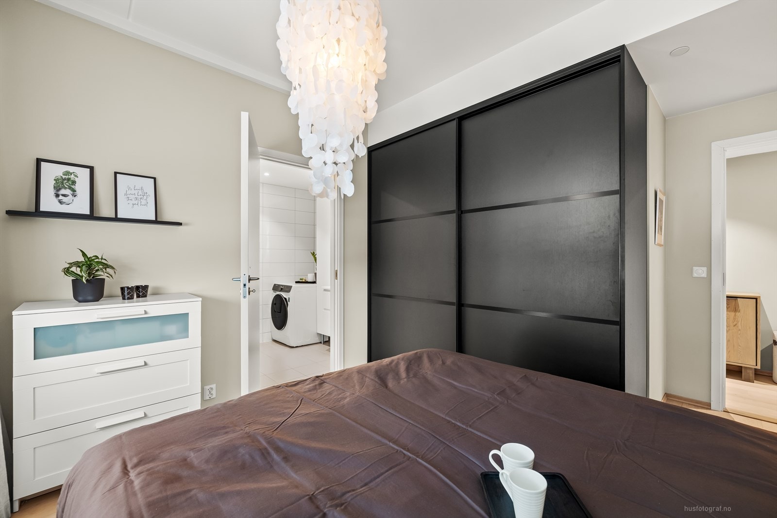 Det er inngang til badet fra soverommet. Galleribilde