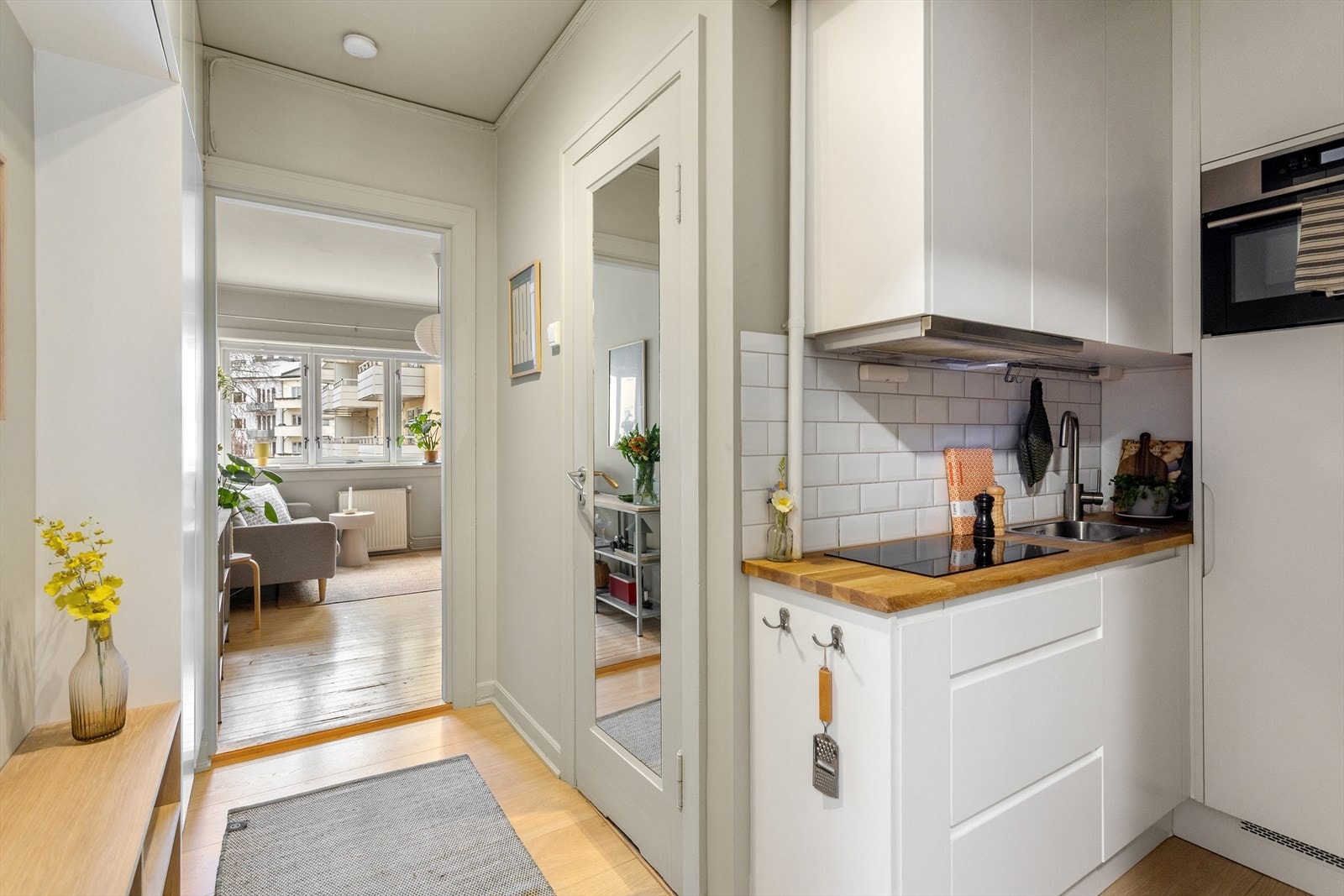 Kjøkken med åpen løsning mot entréen. Galleribilde