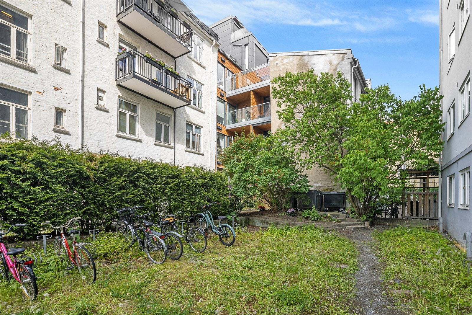 Bakgård. Galleribilde