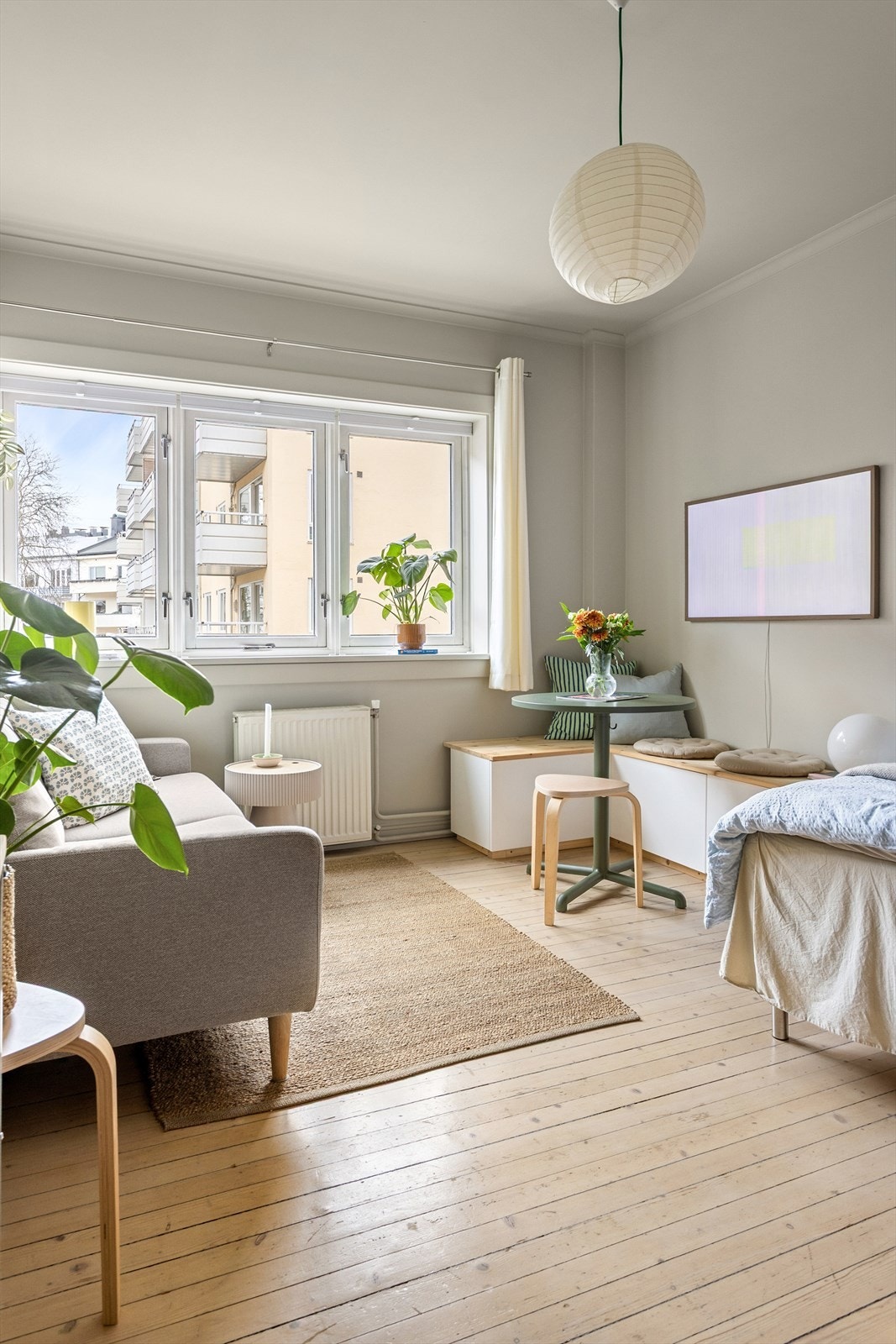 Varmtvann, fyring, TV og internett er inkludert i felleskostnadene og gir forutsigbare boutgifter. Galleribilde