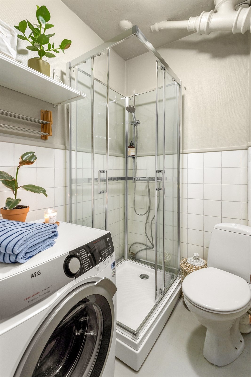 Flislagt baderom med varme i gulvet og opplegg for vaskemaskin. Galleribilde