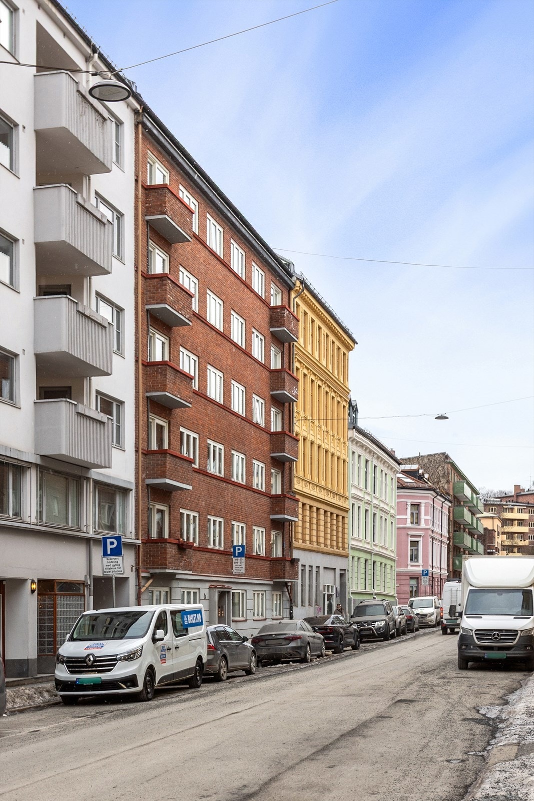 Fasade. Boligen ligger i rolig og tilbaketrukket gate med gåavstand til det meste av byens fasiliteter. Galleribilde