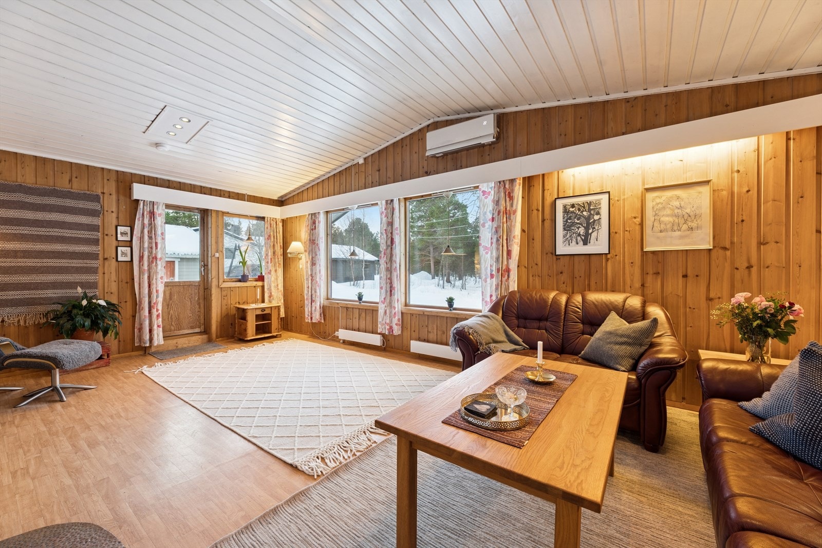 Fra stuen er det videre adkomst til en terrasse. Galleribilde