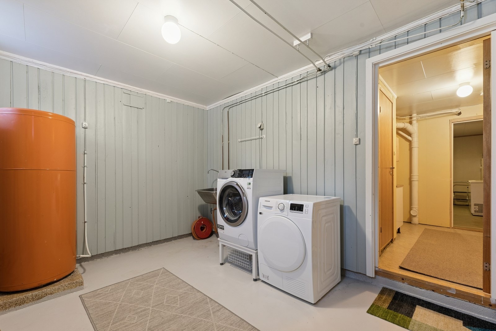 Vaskerom i kjeller. Rommet har opplegg for vaskemaskin og tørketrommel. Galleribilde