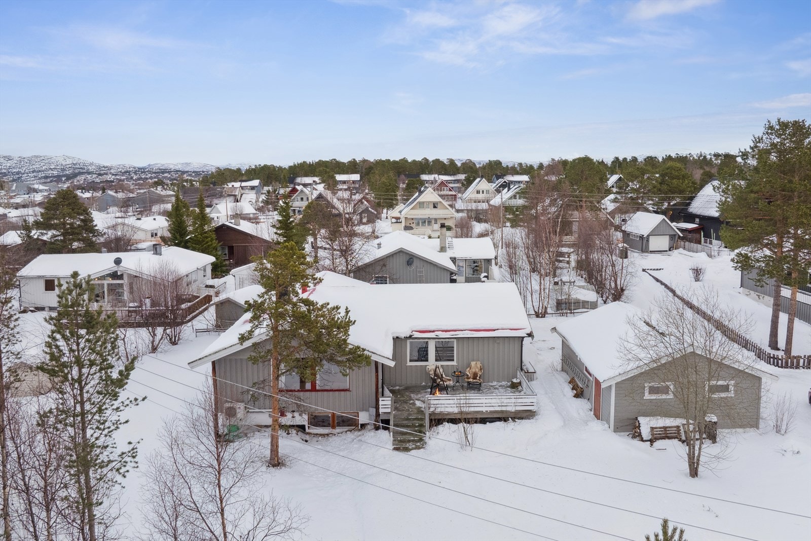 Nærområdet byr på gode tur- og friluftsmuligheter. Det er kort vei til opparbeidede lysløyper som egner seg for turgåing, løping, ski og sykling. Langrennsløpere kan benytte Byløypa, som strekker seg gjennom Alta og byr på rundt 6 mil oppkjørte løyper. Galleribilde