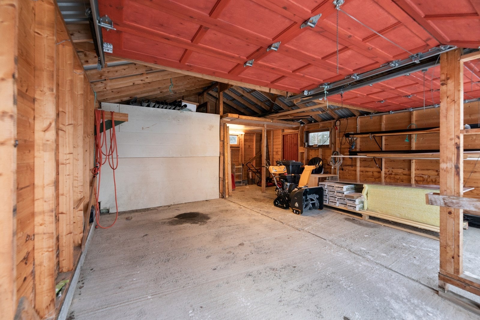 Garasjen har god plass til oppbevaring. Galleribilde