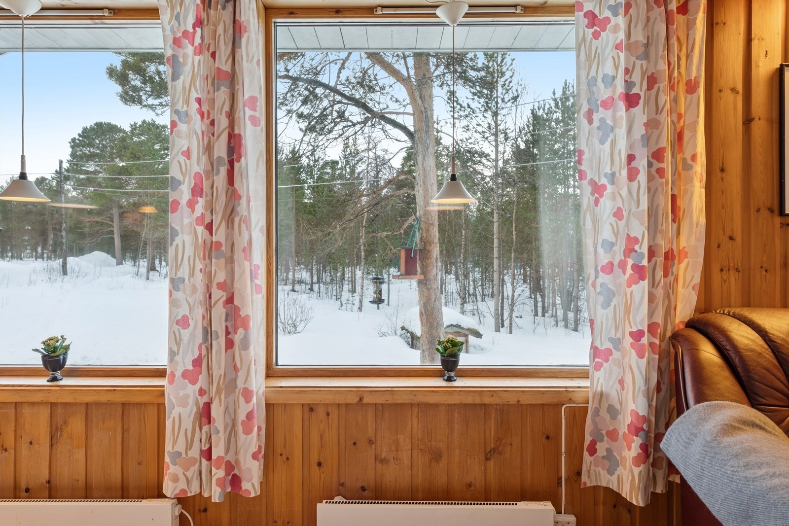 Fra vinduene i stuen kan du nyte en naturskjønn utsikt mot nærområdet. Galleribilde