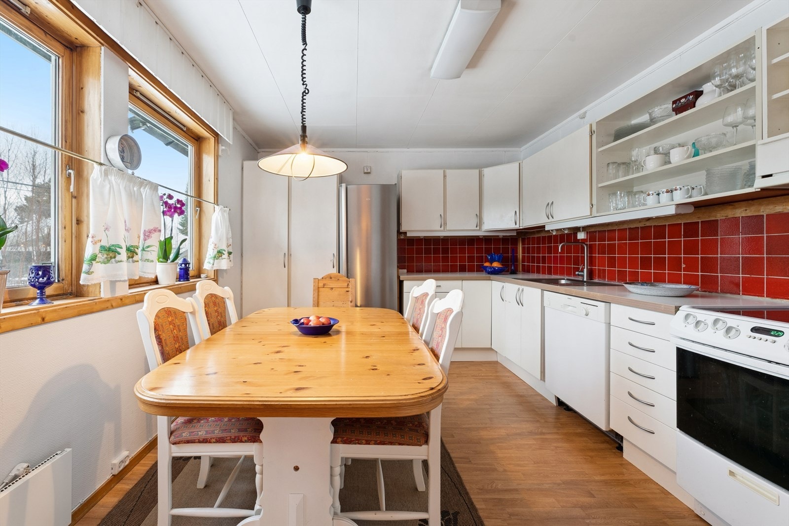 Vinduene på kjøkkenet slipper inn godt med naturlig lys. Galleribilde