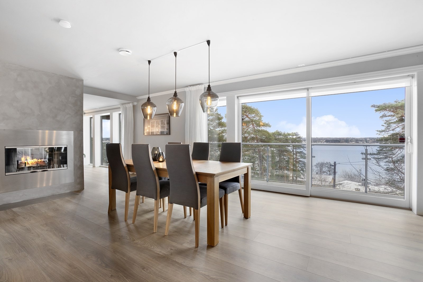 De store vinduene byr på mye naturlig lys og en hyggelig atmosfære Galleribilde