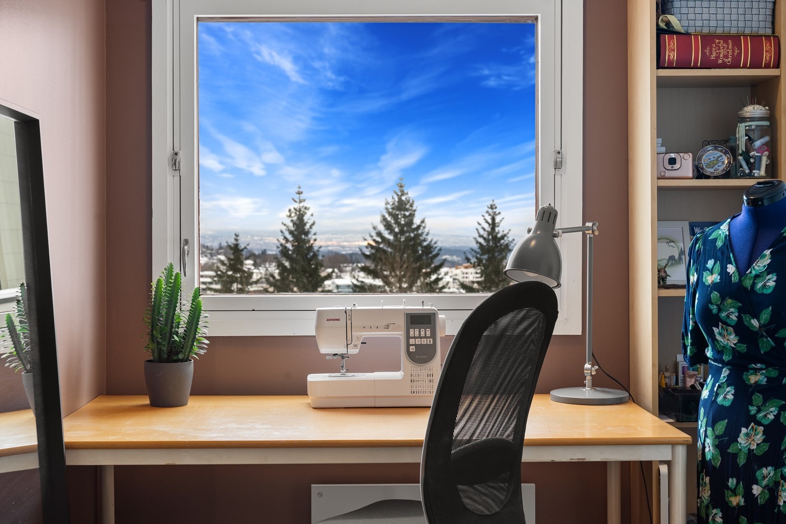 Også fra dette rommet kan man nyte den vide utsikten. Galleribilde