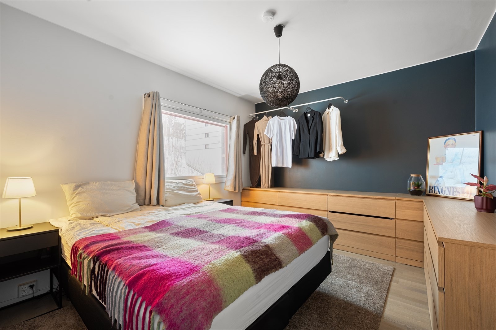 Hovedsoverommet er romslig med mye plass til klessoppheng og kommoder. Galleribilde