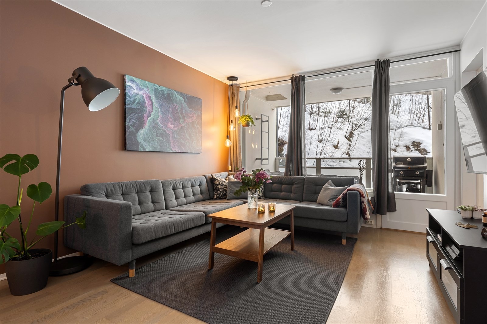 Fra stuen er det utgang til en herlig balkong på 8 kvm som fungerer som en forlengelse av stuen på sommeren. Galleribilde