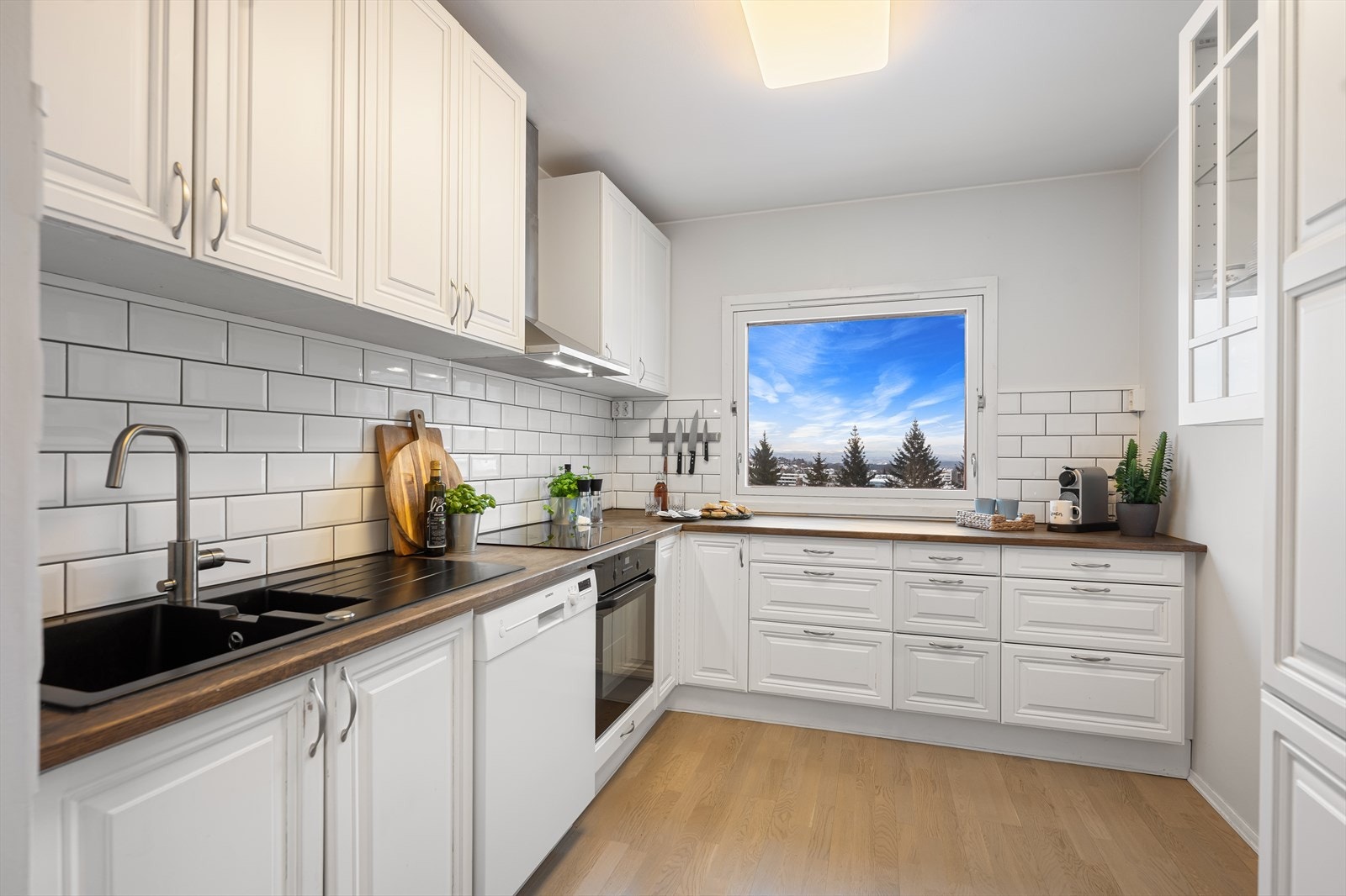 Leiligheten har et romslig og velutstyrt kjøkken fra Sigdal med rikelig skap-og benkeplass. Galleribilde