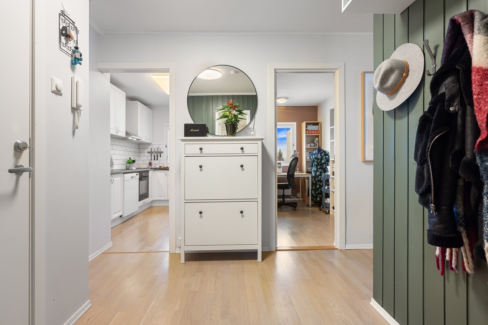 Gangen har god plass til både å henge fra seg sko og tøy samt et skoskap. Galleribilde