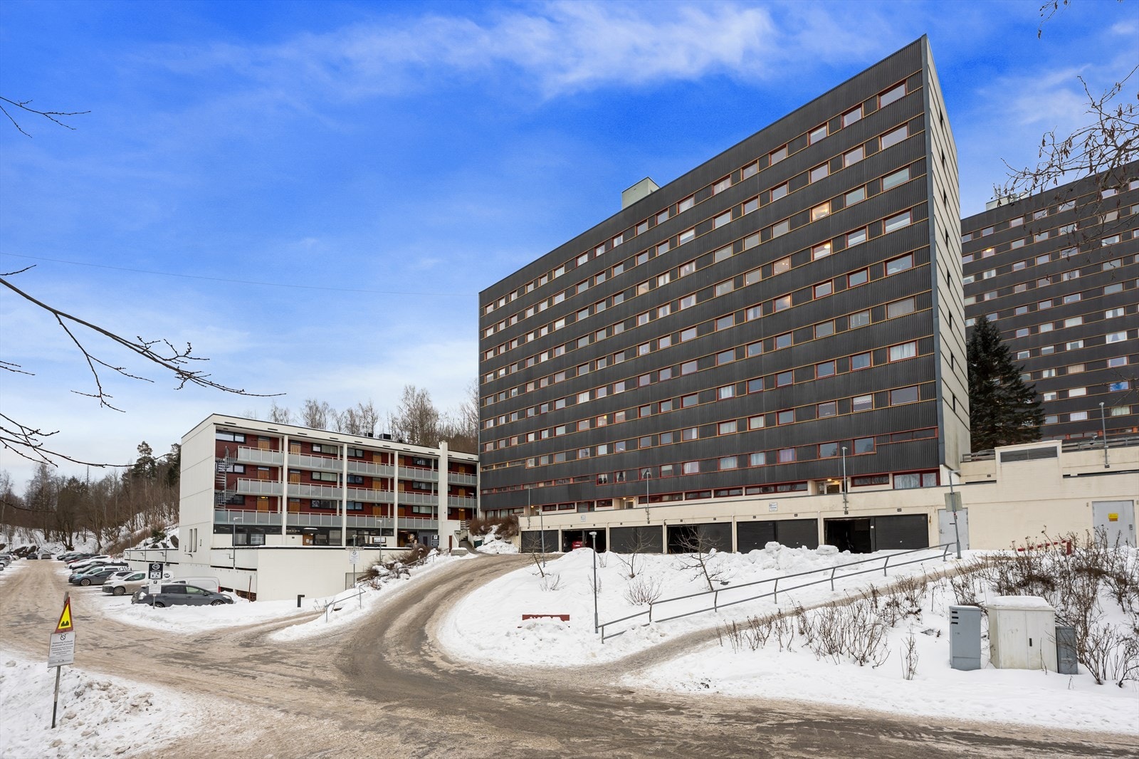 Eiendommen har en tilbaketrukket og rolig beliggenhet i et etablert boligområde. Galleribilde