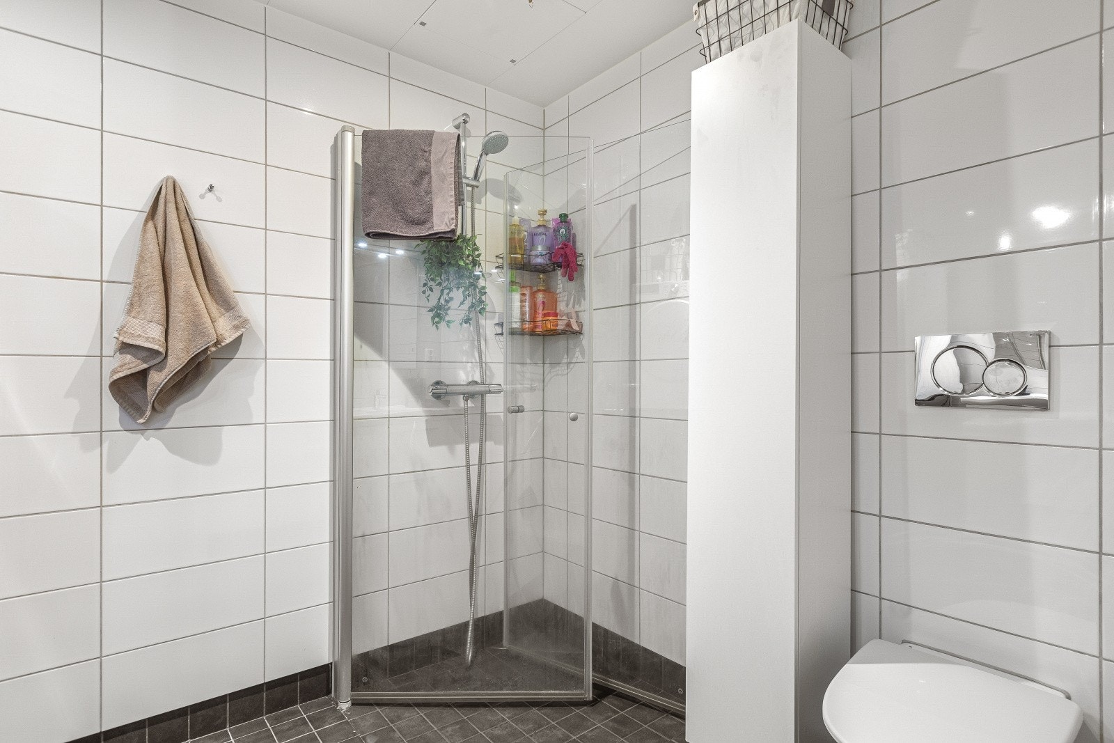 Plassbesparende, foldbare dusjdører som enkelt slås inn og gir rommet en luftig og åpen følelse når dusjen ikke er i bruk. Galleribilde