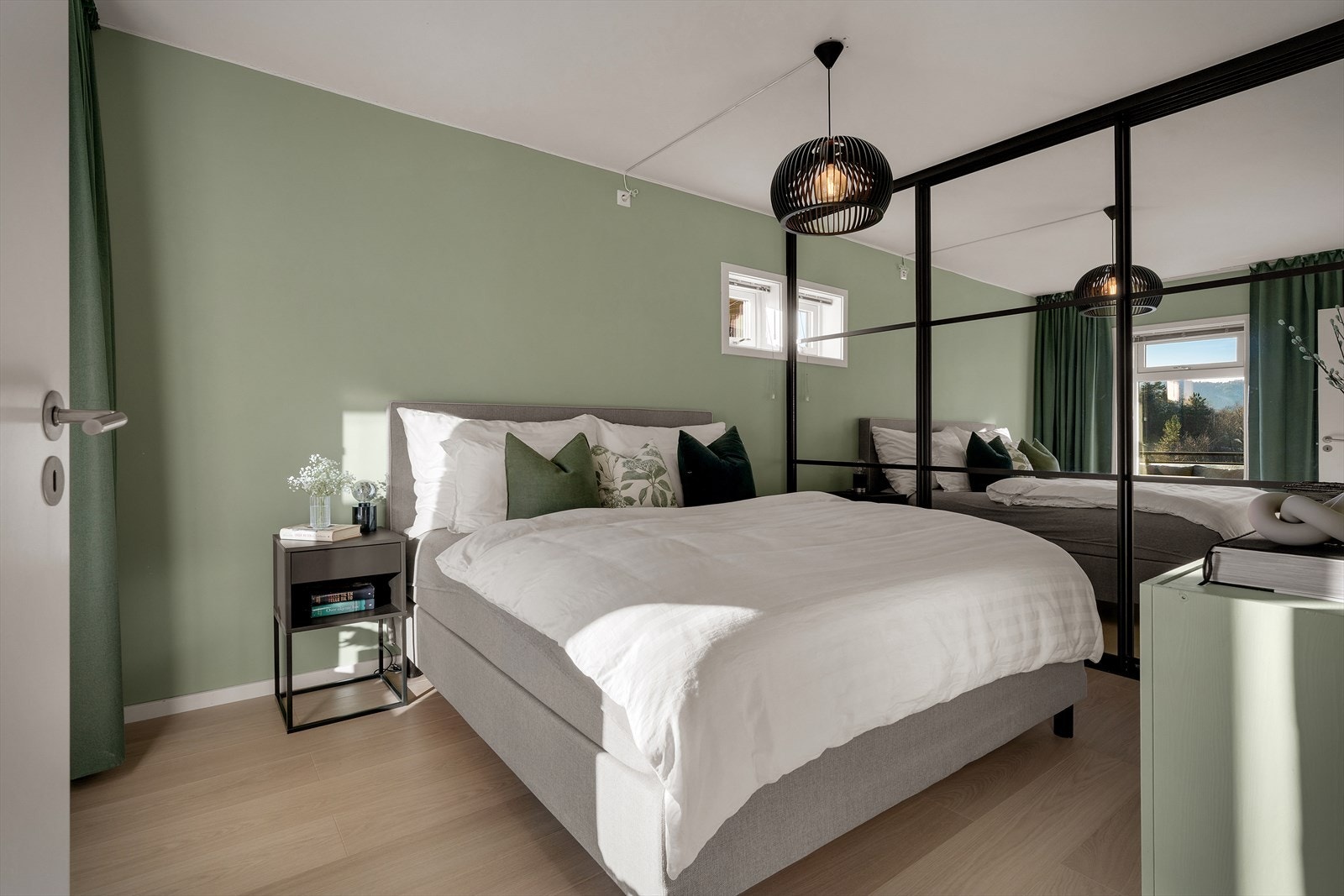 Romslig soverom på ca. 13 m² med behagelige og rolige fargetoner. Galleribilde