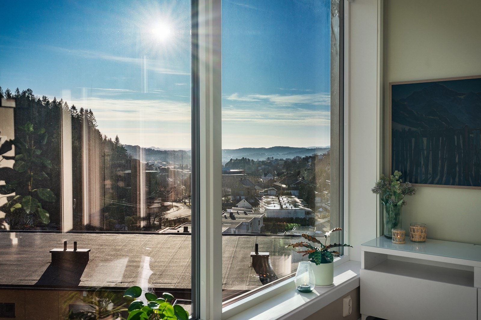 Store vindusflater gir rikelig med lysinnslipp. Galleribilde