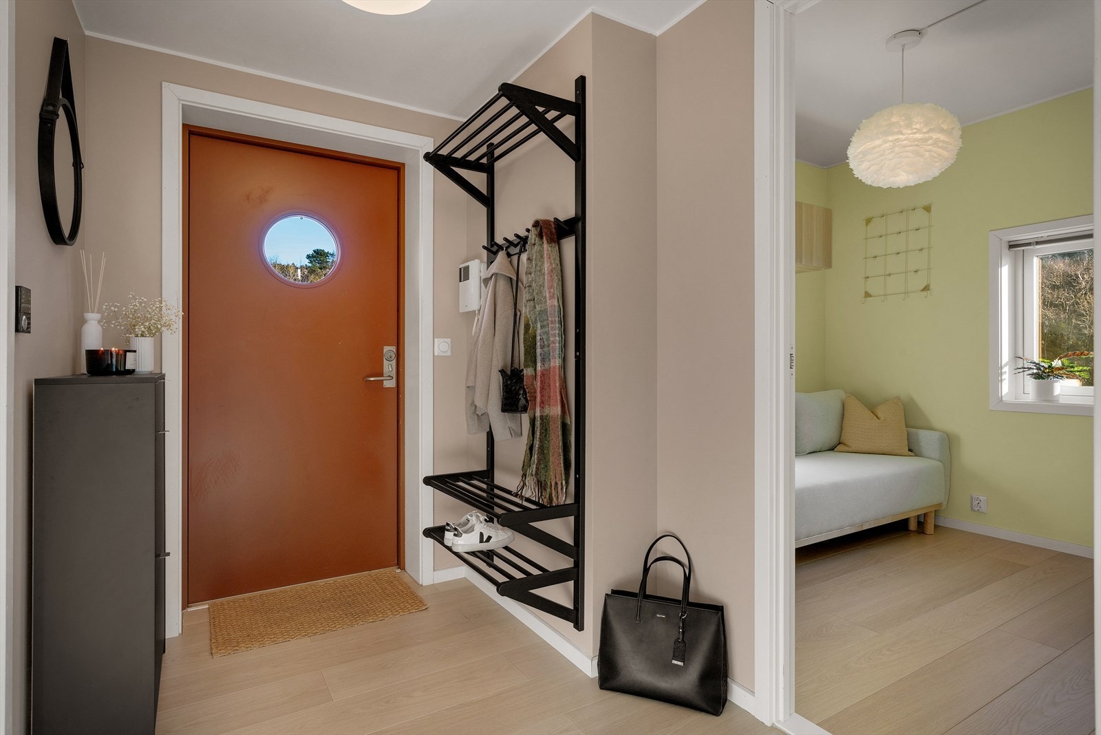 Videre kommer du til leilighetens entré. Galleribilde