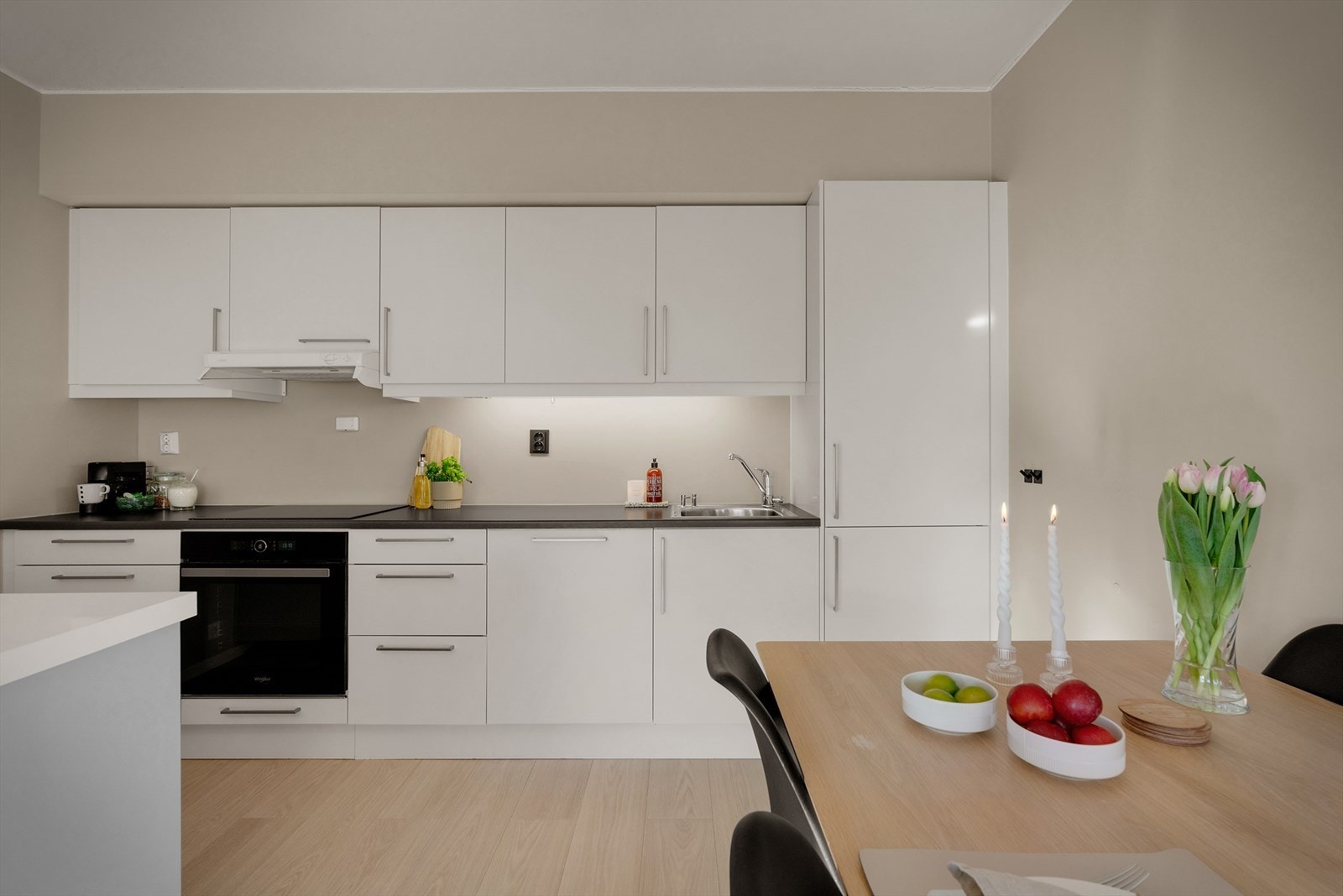 Kjøkkeninnredningen har rikelig med skapplass og behagelige fargevalg som gir et helhetlig og rolig uttrykk. Galleribilde