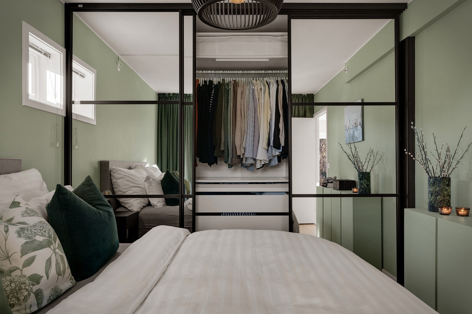 Soverommet har en romslig skyvedørsgarderobe med gode oppbevaringsmuligheter. Galleribilde