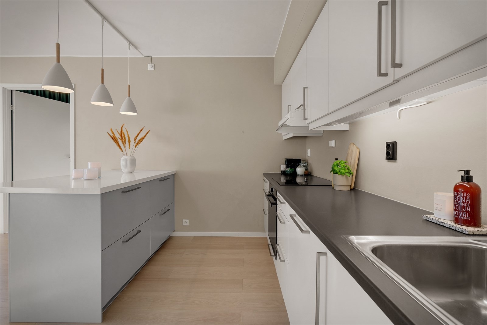 Kjøkkenøyen byr på godt med benkeplass og oppbevaringsmuligheter. Galleribilde