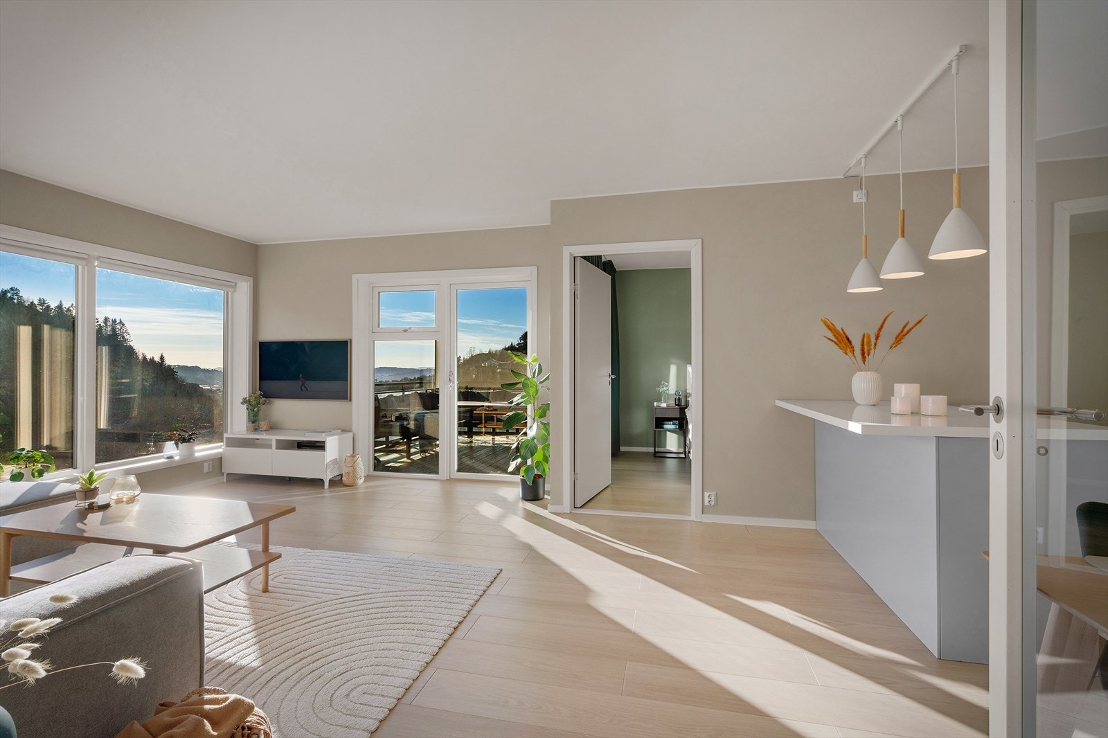 Stuen har laminatgulv lagt i 2022, og behagelige fargevalg som gir rommet et lyst og innbydende preg. Galleribilde