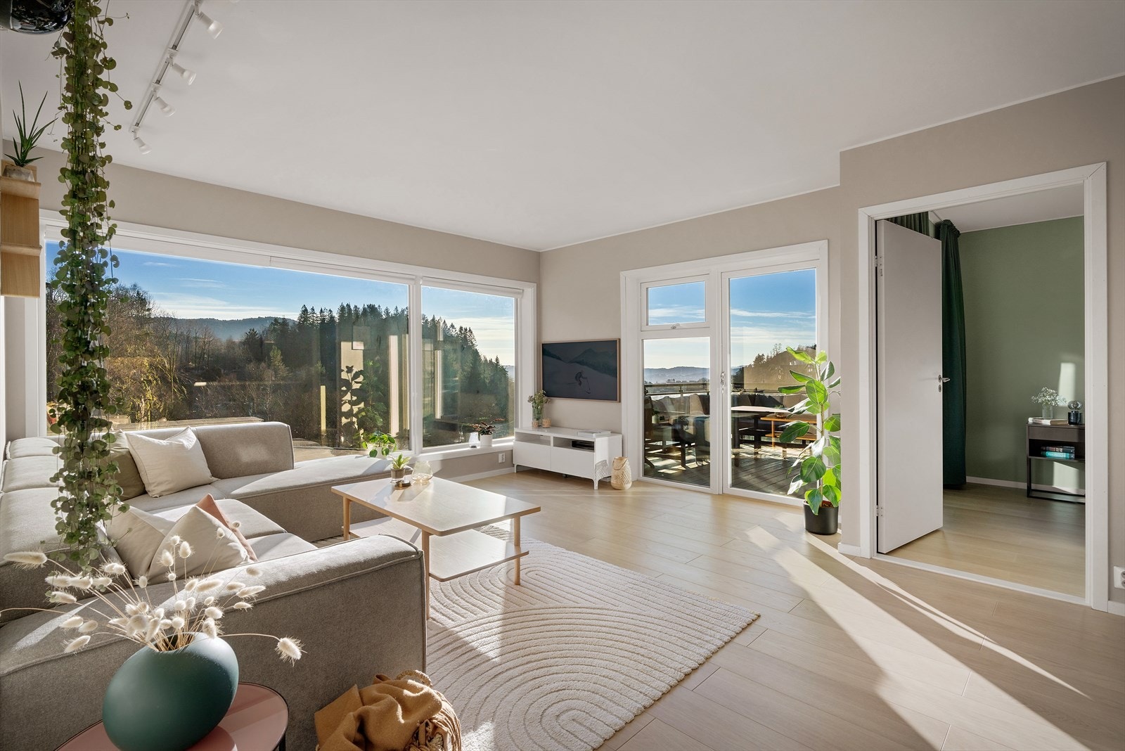 Aktiv Eiendomsmegling v/ Roger Glesnes har gleden av å presentere Øvre Fyllingsveien 125! (Foto: Jarle Kysnes, Imotiv.) Galleribilde