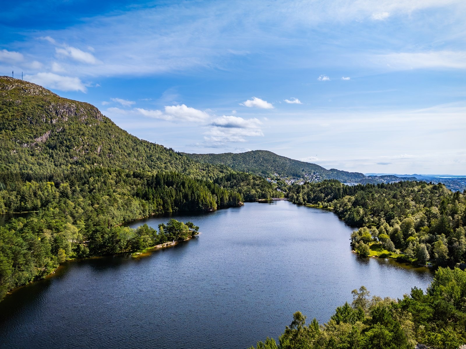 Området byr på flere flotte turområder, blant annet Kanadaskogen og Nipetjørna. Galleribilde