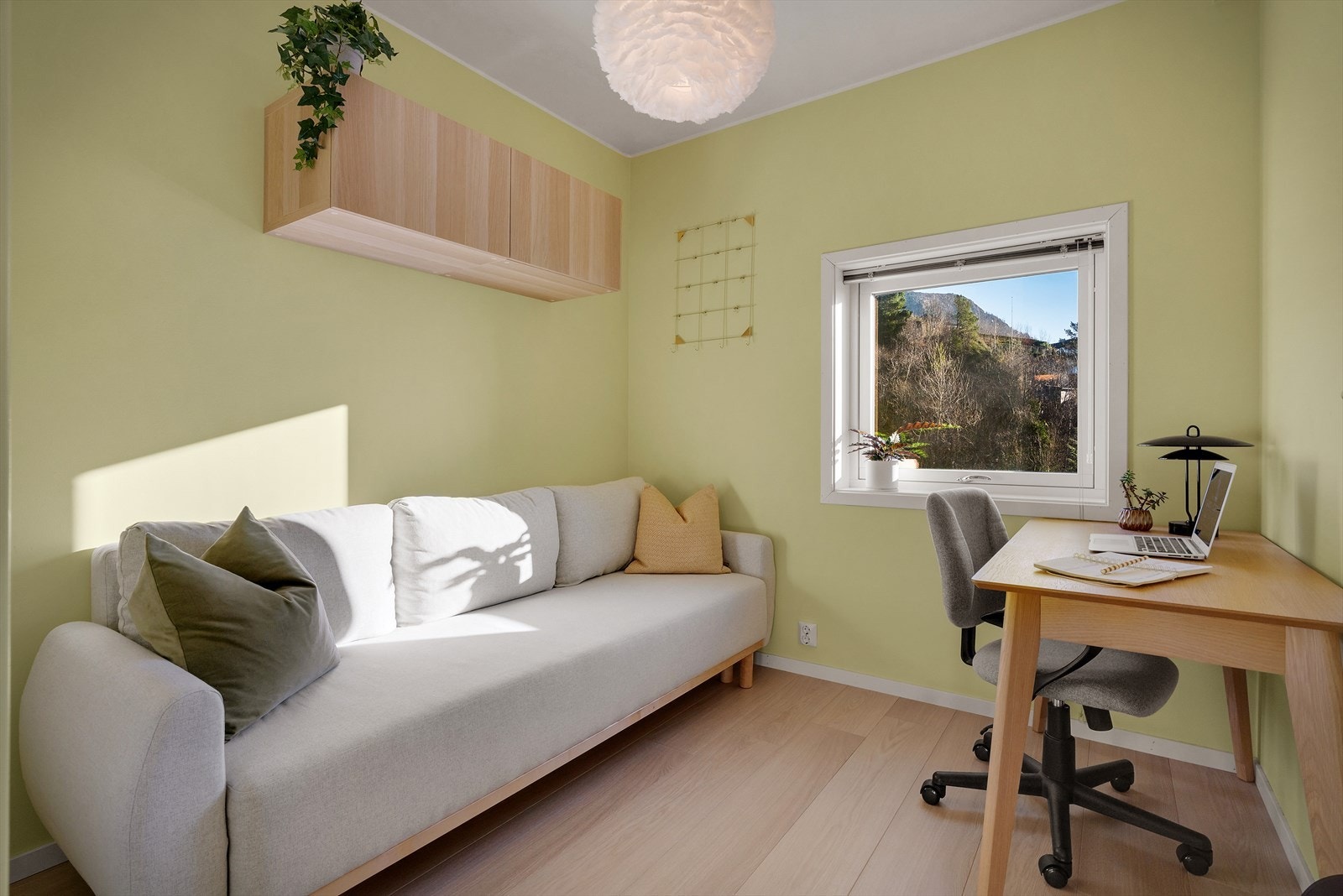 Rommet er på byggetegningene angitt som disponibelt rom/bod, men er fullt innredet og gir fleksible bruksmuligheter. Tilsvarende leiligheter i sameiet har søkt og fått godkjent rommet som soverom. Galleribilde