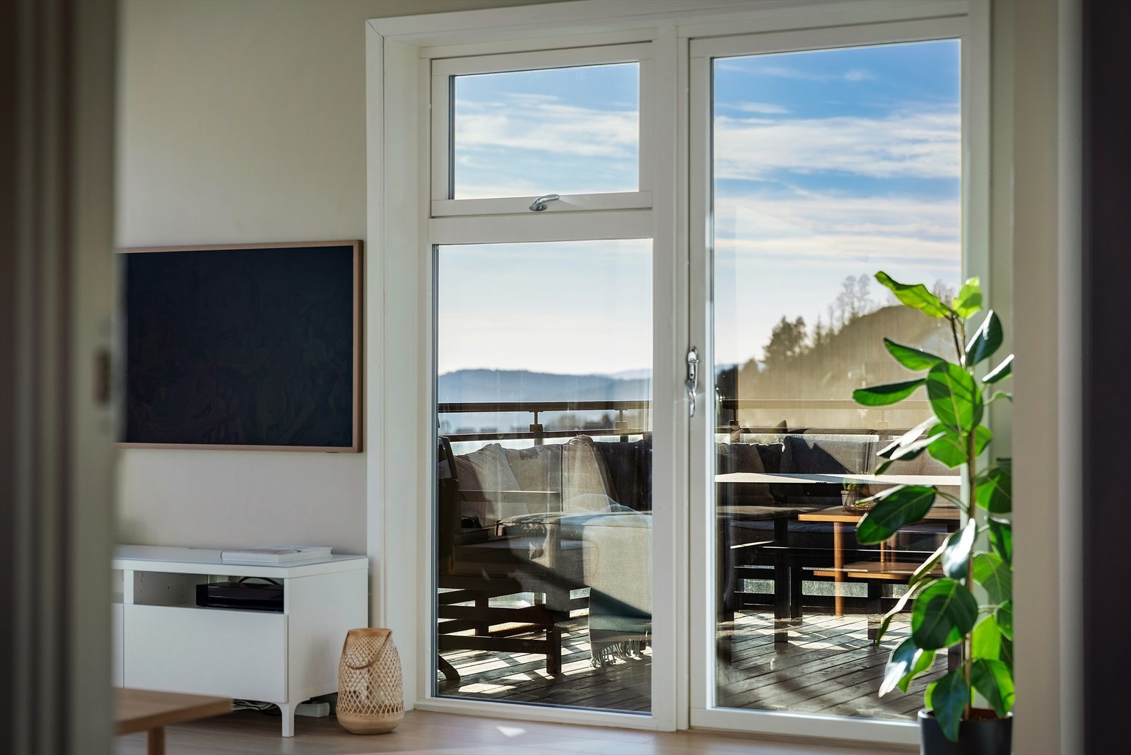 Fra stuen er det utgang til en romslig, privat balkong - et hyggelig tilskudd i hverdagen. Galleribilde