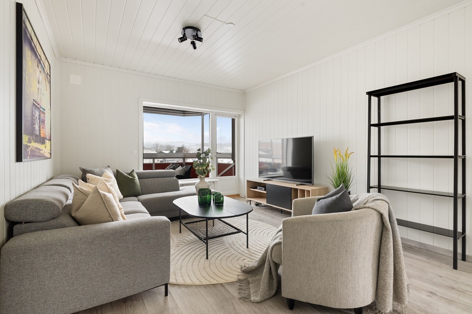 Svært koselig stue av god størrelse med utgang til vestvendt innglasset balkong med nydelig utsyn og fantastiske solforhold! Stuevinduene slipper inn godt med naturlig lys inni leiligheten. Galleribilde