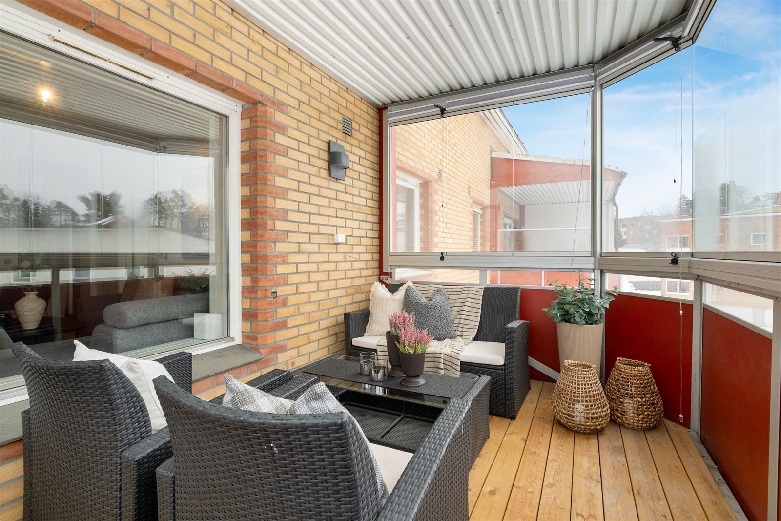 Fra stuen er det utgang til en flott og innglasset balkong mot vest. Her er det god plass til utemøblement, gode solforhold og hyggelig utsyn! Galleribilde