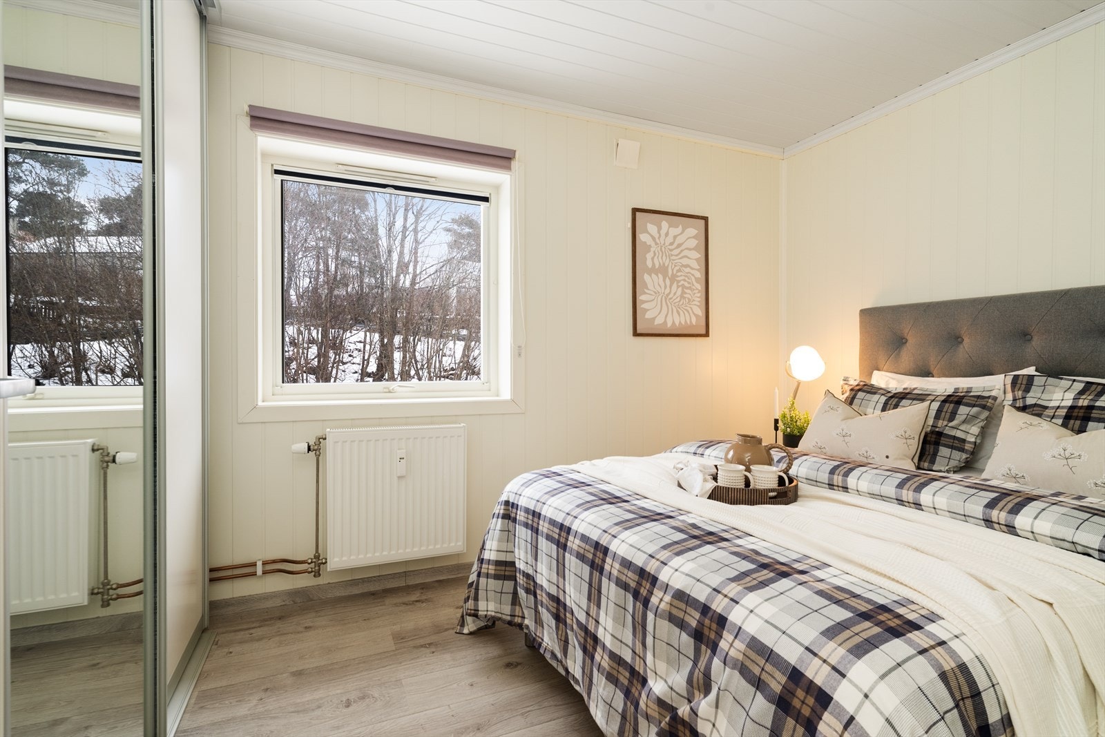 Oppvarming via radiatorer under soveromsvinduer. Galleribilde