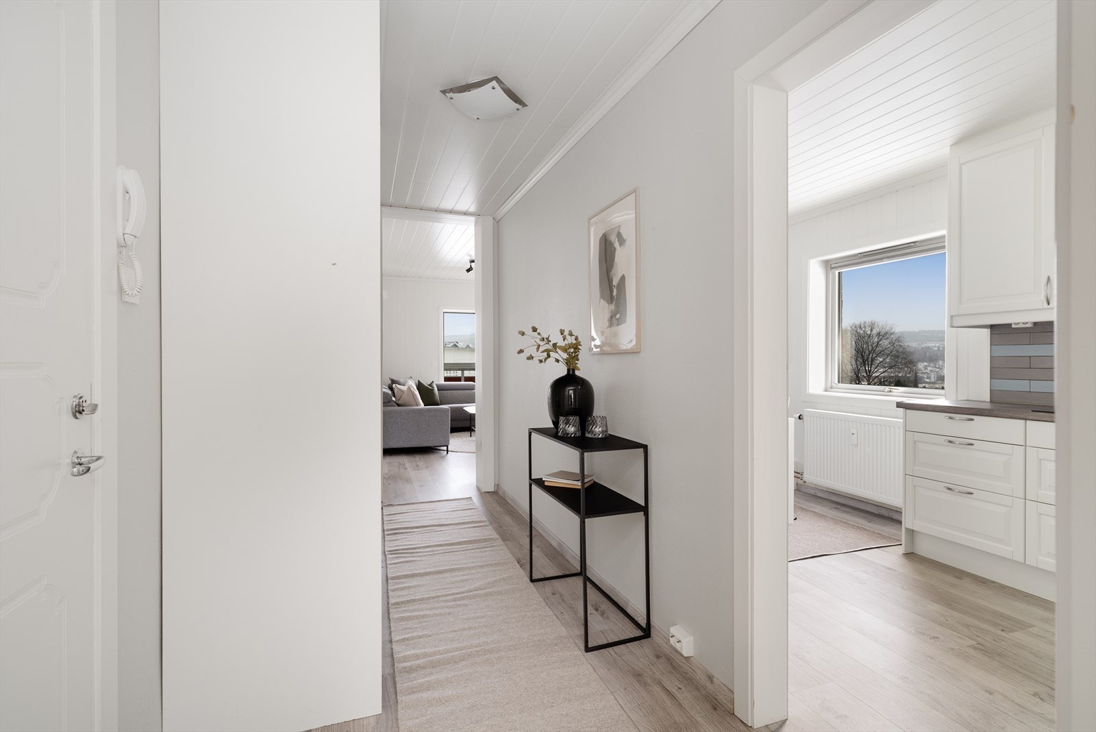 Pen og lys entré ønsker deg velkommen inn i leiligheten. Her er det callinganlegg for å enkelt kunne åpne opp for gjester. Galleribilde