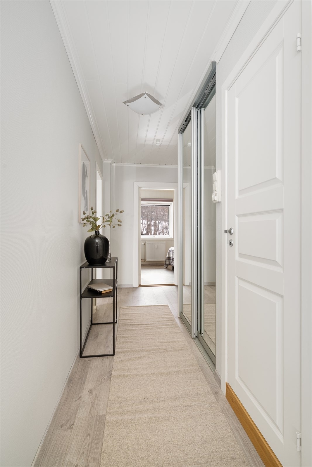 I entréen er det praktisk plass til sko og yttertøy og et garderobeskap med speilfronter hvor det er ytterligere oppbevaringsplass. Galleribilde