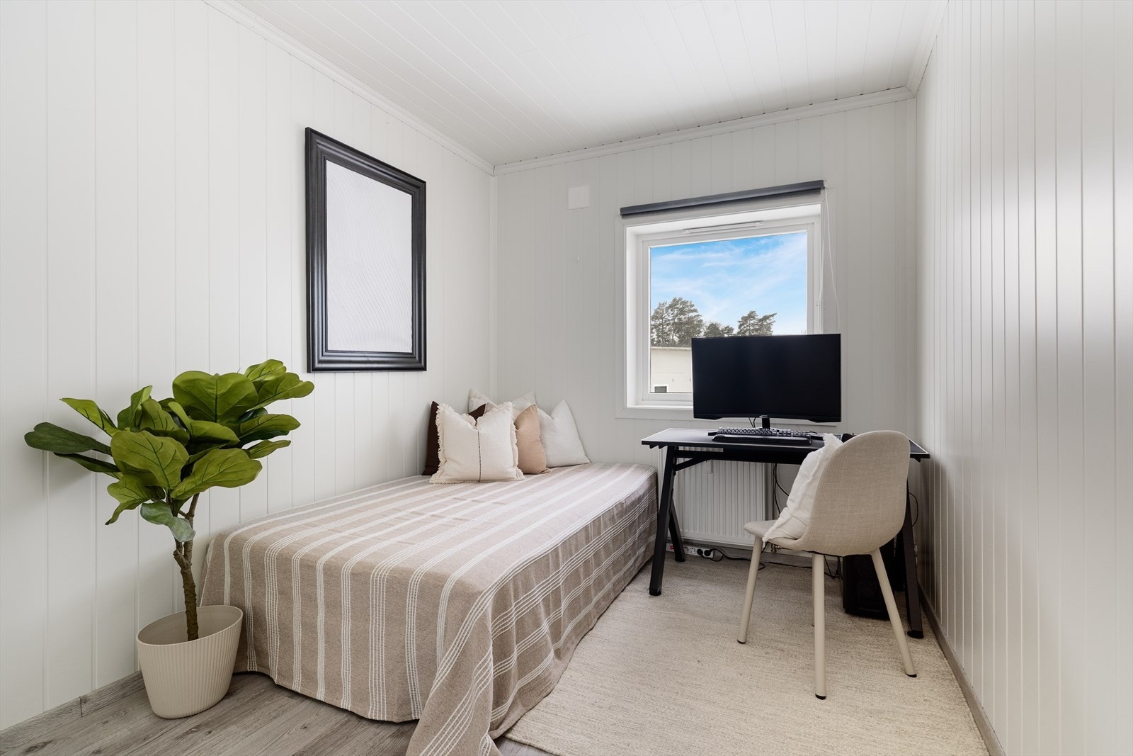 Soverom 2 med med pene og lyse overflater. Også her er det radiator som gir deilig varme. Galleribilde