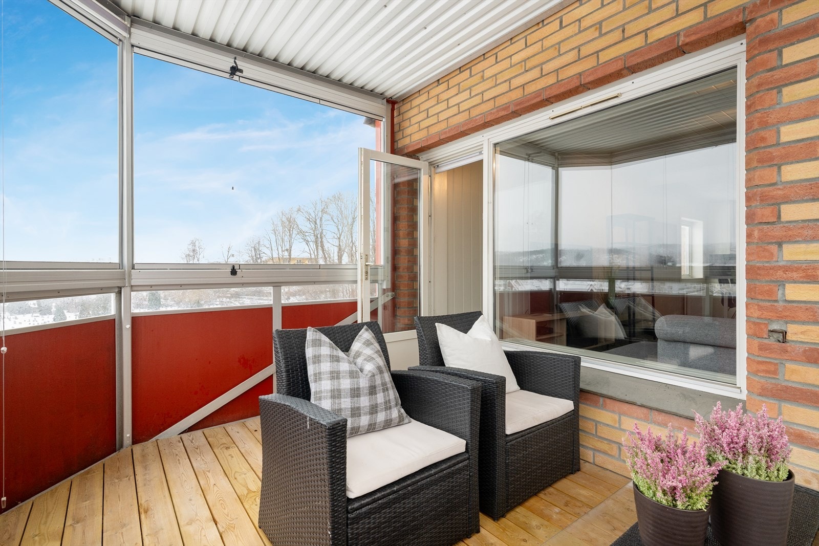 Innglassingen kan åpnes helt opp på alle vinduene, og det er persienner som kan trekkes ned. Galleribilde