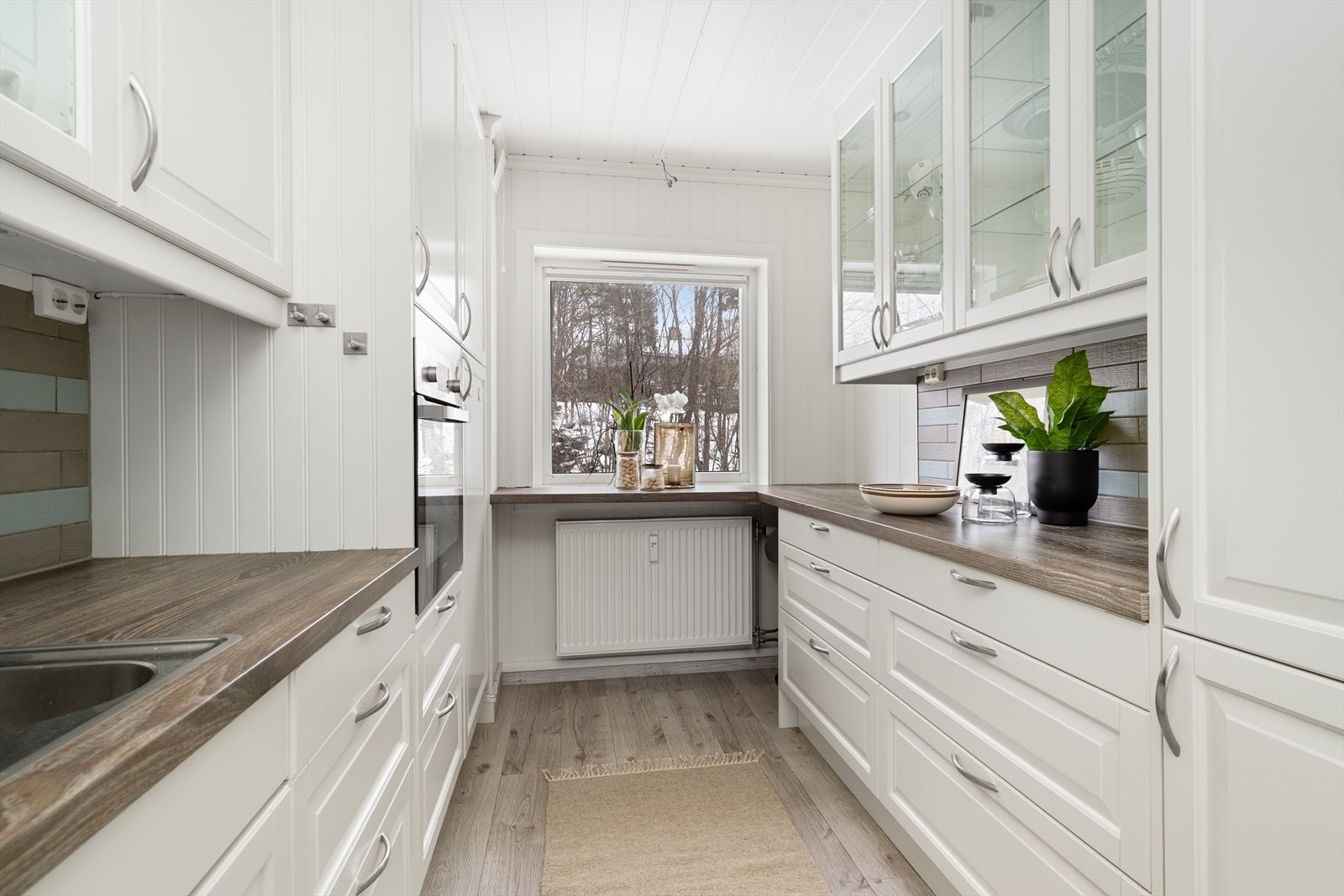 Kjøkkenet har profilerte fronter, laminat benkeplate og godt med skap/benkeplass. Galleribilde