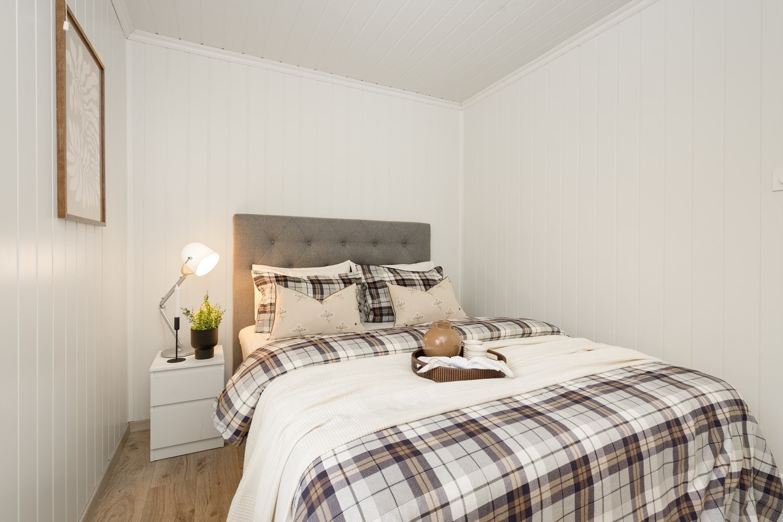 Leiligheten har to soverom. Soverommene er av god størrelse, med pene overflater og god plass til soveromsmøblement. Galleribilde