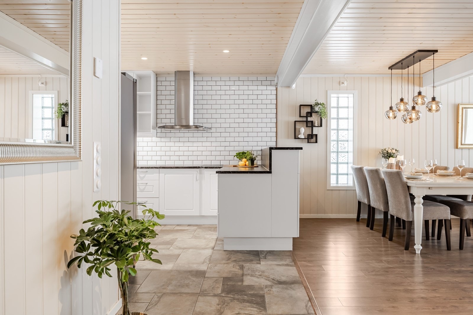 Kjøkkenet har god standard med flotte laminatfliser på gulv, vannbåren gulvvarme, lysmalte panelplater på veggene, skjult elektrisk anlegg og downlights i himlingen. Galleribilde