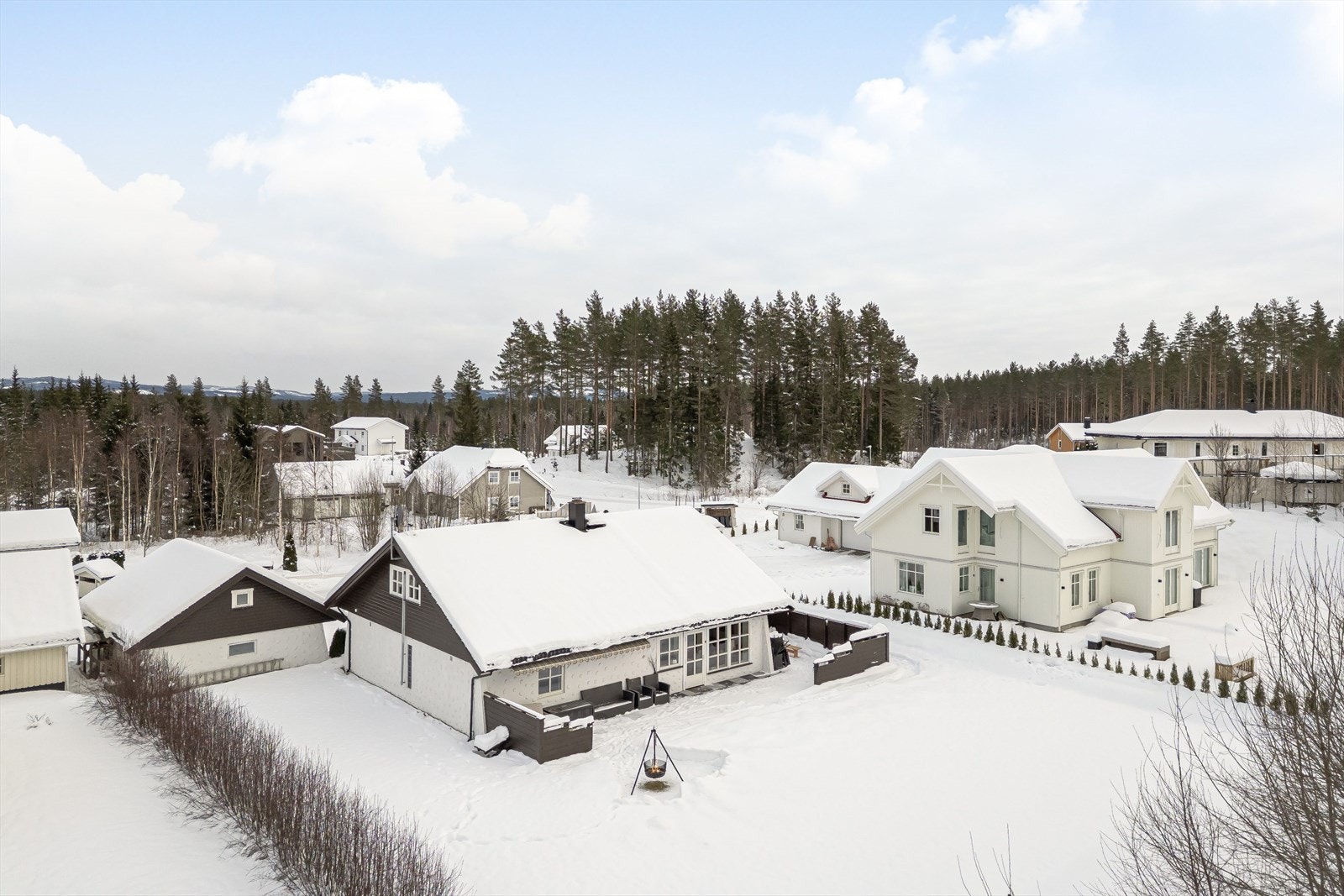 Fra boligen er det ca. 3,5 km til Ydalir med dagligvarebutikkene Kiwi, Rema 1000 og flere store kjedebutikker. Det er ca. 5,5 km til Elverum sentrum med alle byfasiliteter. Kun ca. 300 meter til nærmeste bussholdeplass Øverby som har 6 busslinjer. Galleribilde