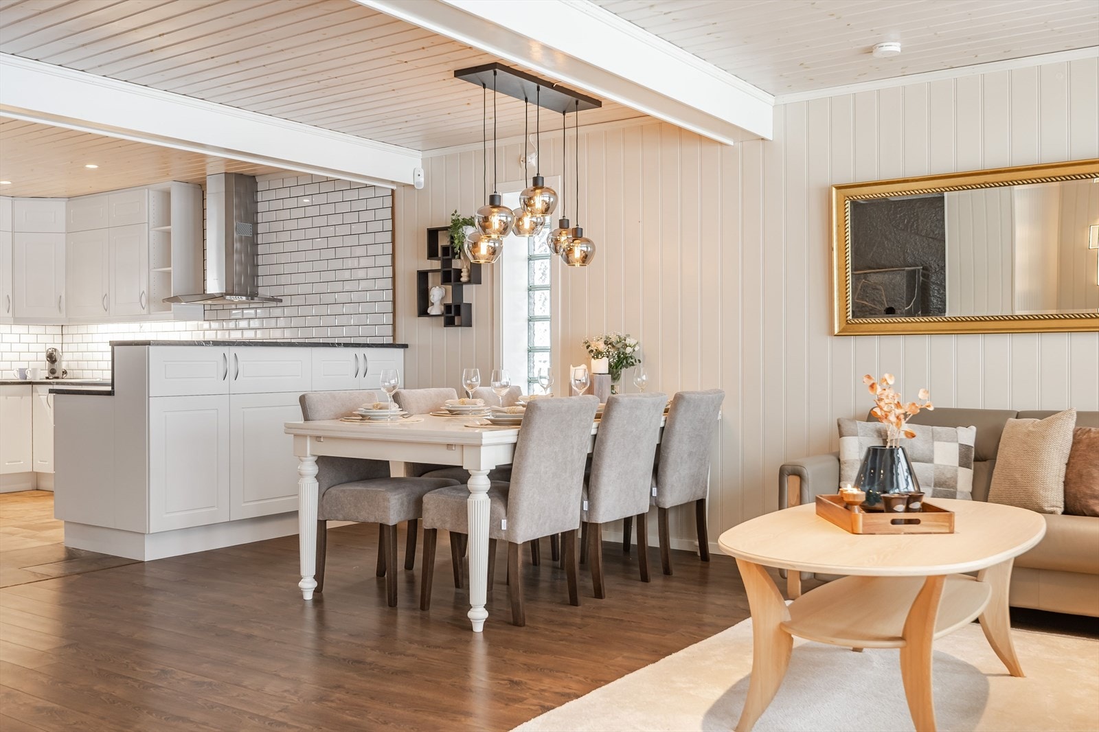 Kjøkkenet ligger i en fin delvis åpen løsning med stuen, naturlig tilbaketrukket, samtidig åpent og sosialt. Galleribilde