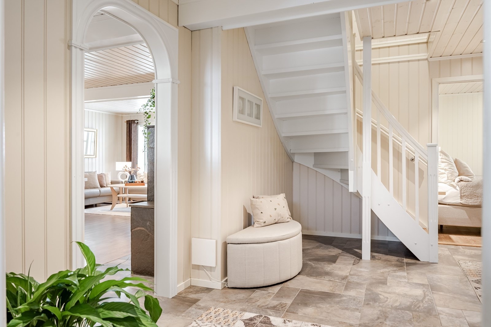 God standard med flotte laminatfliser på gulv, vannbåren gulvvarme, lysmalte panelplater på veggene, skjult elektrisk anlegg og downlights i himlingen. Galleribilde