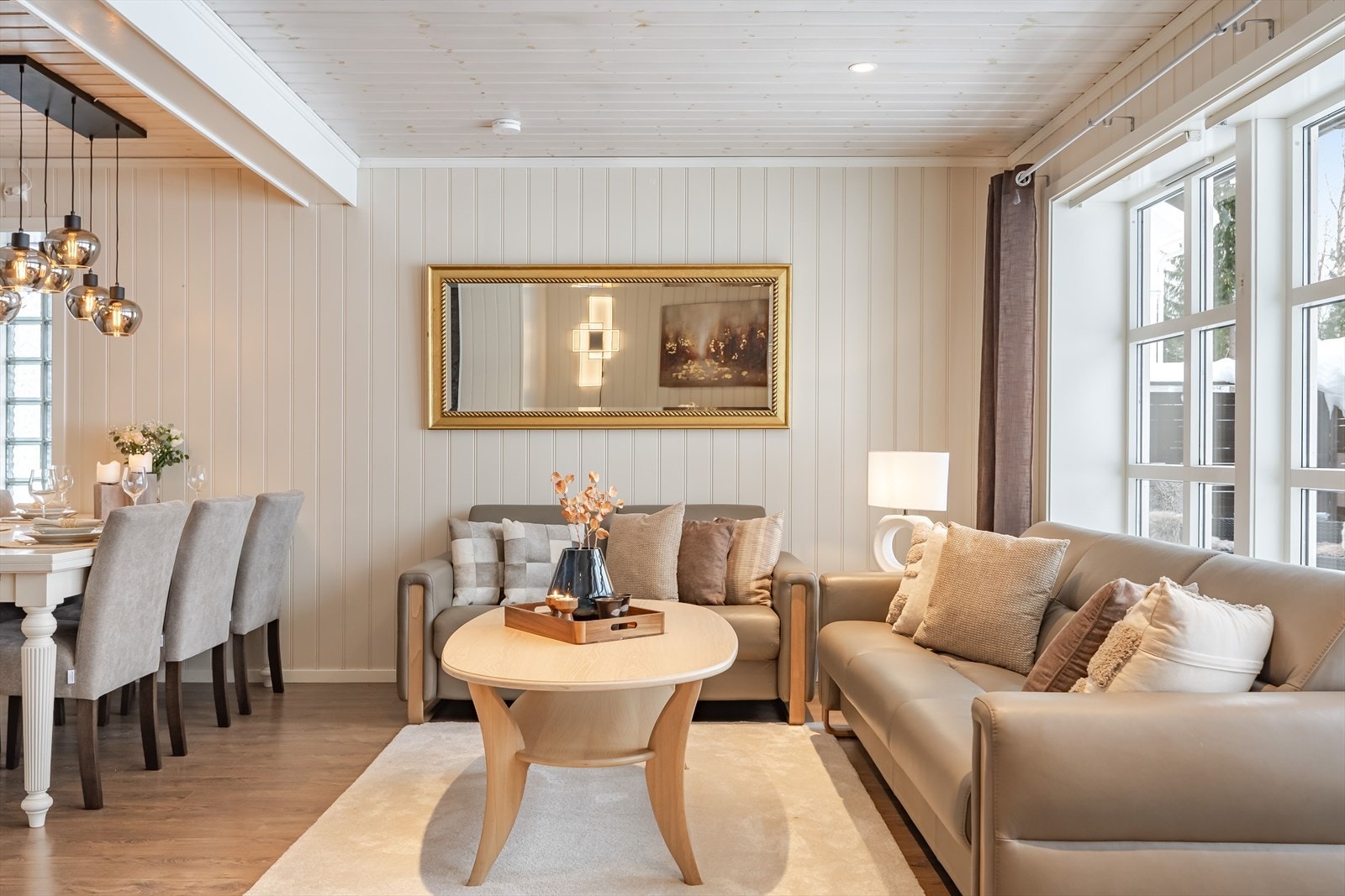 Stuen har god standard med pen enstavs laminat på gulv, vannbåren gulvvarme, lysmalte panelplater på veggene, skjult elektrisk anlegg og downlights i himlingen. Galleribilde