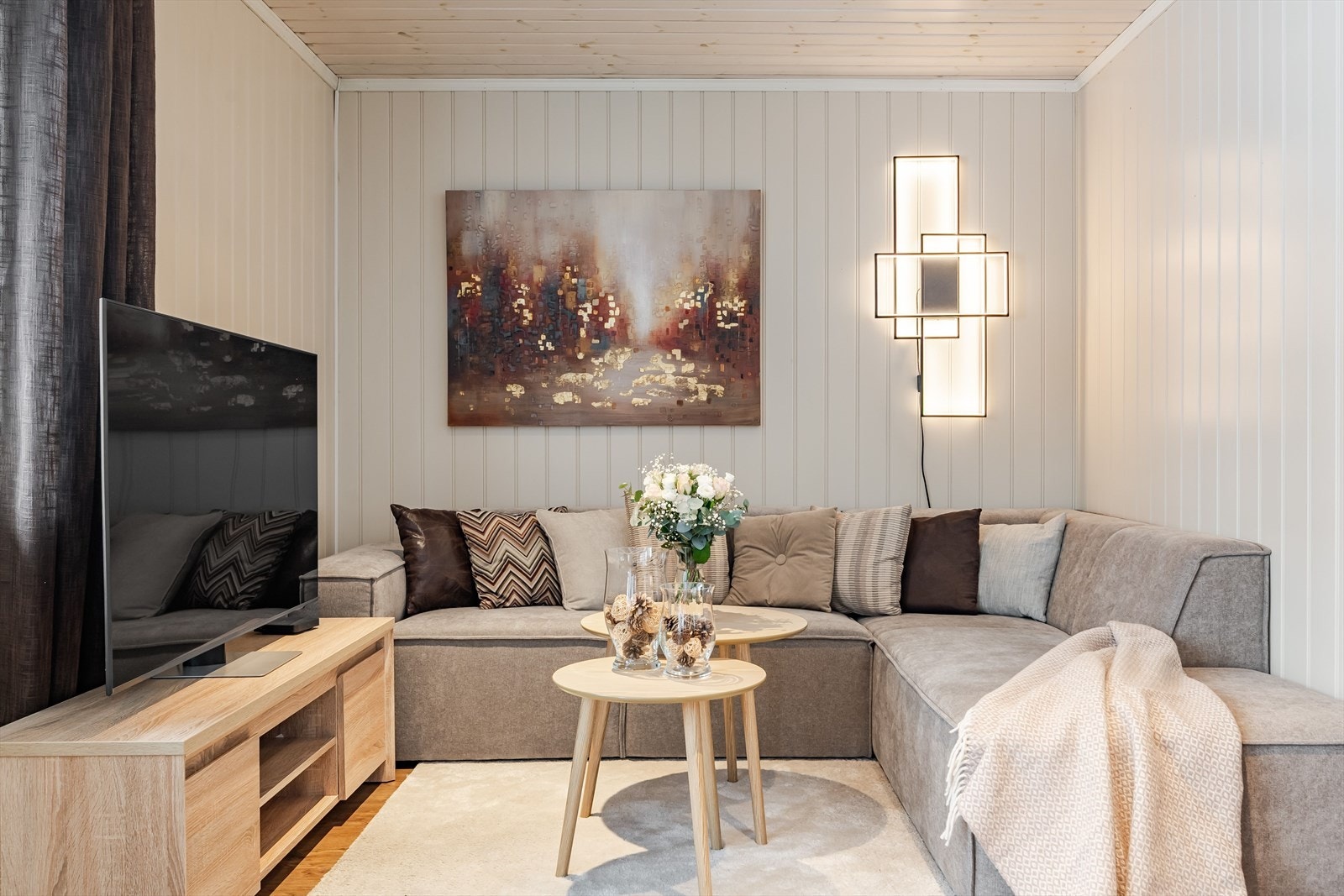 Stuen er romslig og kan enkelt innredes med flere ulike soner og sittegrupper. Galleribilde