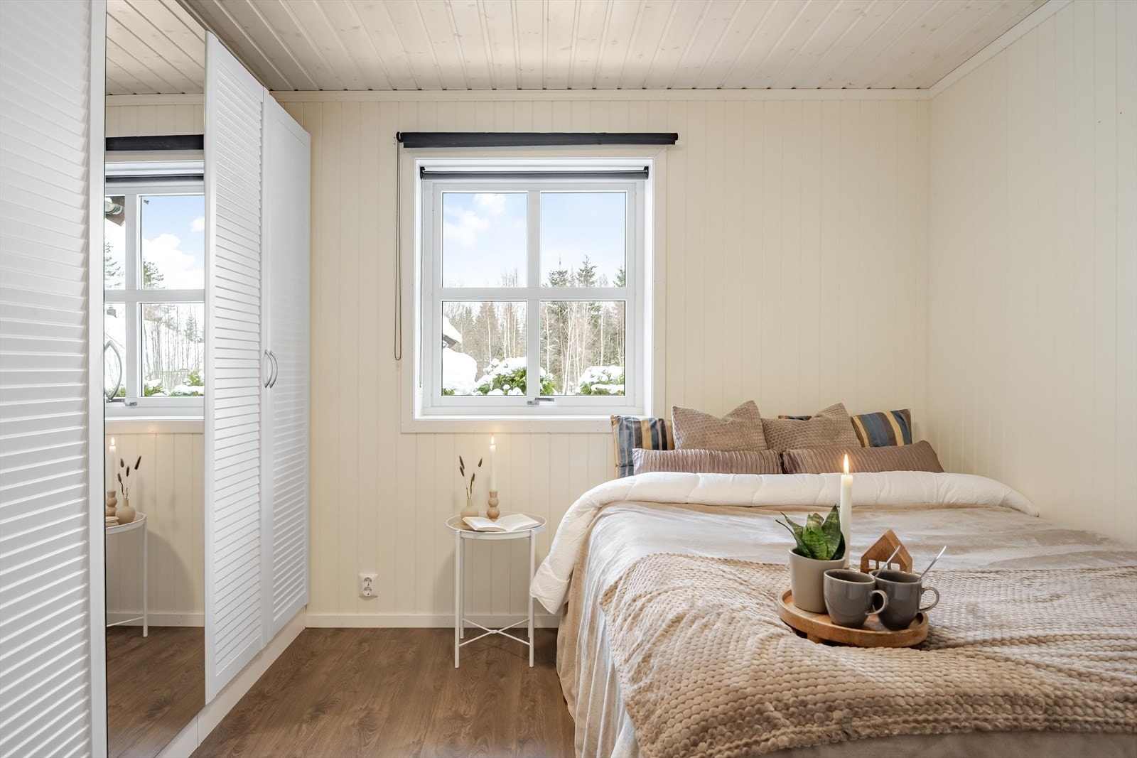 Soverom 2 er også et lyst og fint rom med flott mørkt enstavs gulv, vannbåren gulvvarme, lyse panelplater på veggene og skjult elektrisk anlegg. Galleribilde