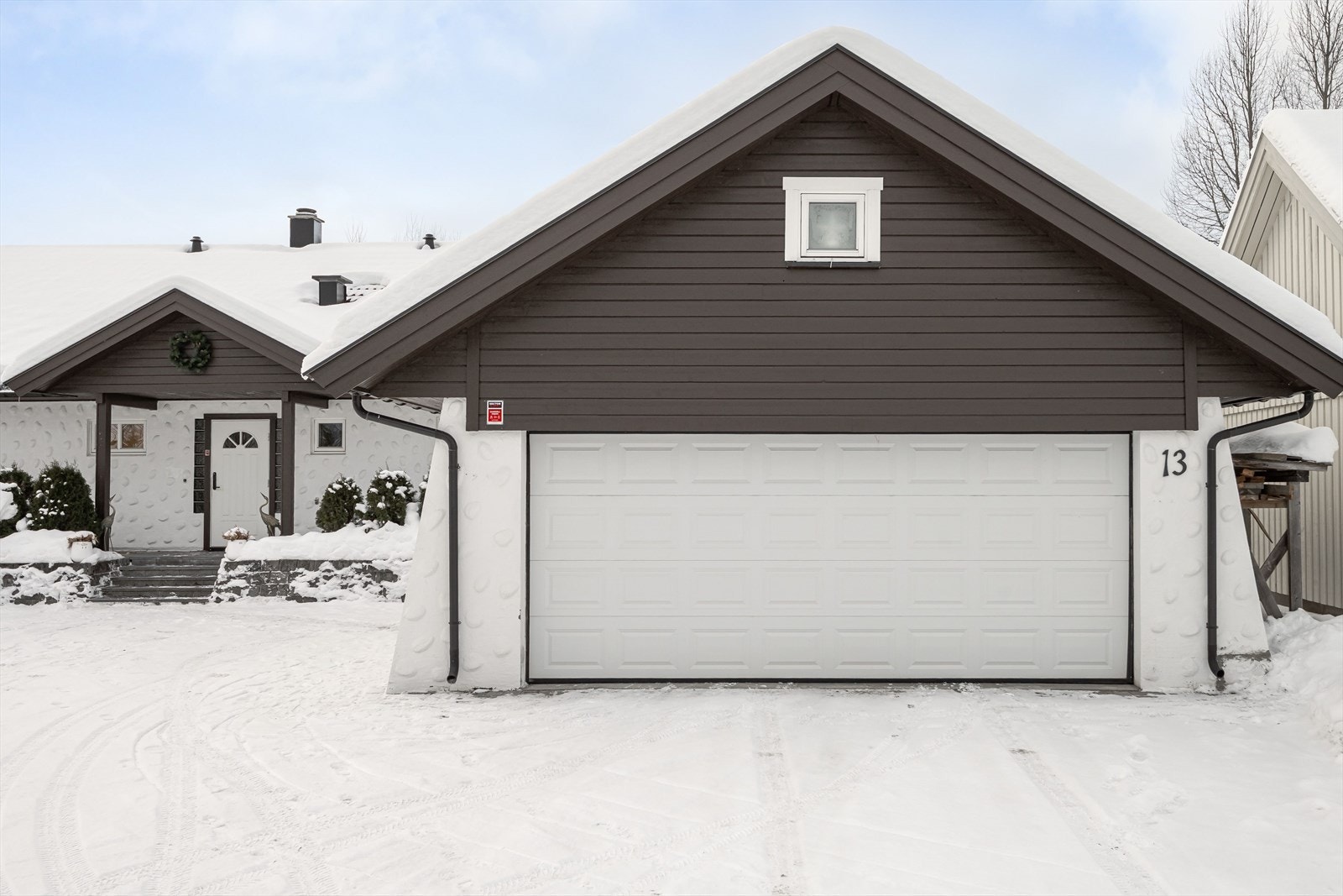 Eiendommen er også bebygd med en dobbeltgarasje på 44m² med elbil-lader og lagringsloft på ca. 46m² (ikke måleverdig areal), samt en frittliggende redskapsbod på 11m². Galleribilde