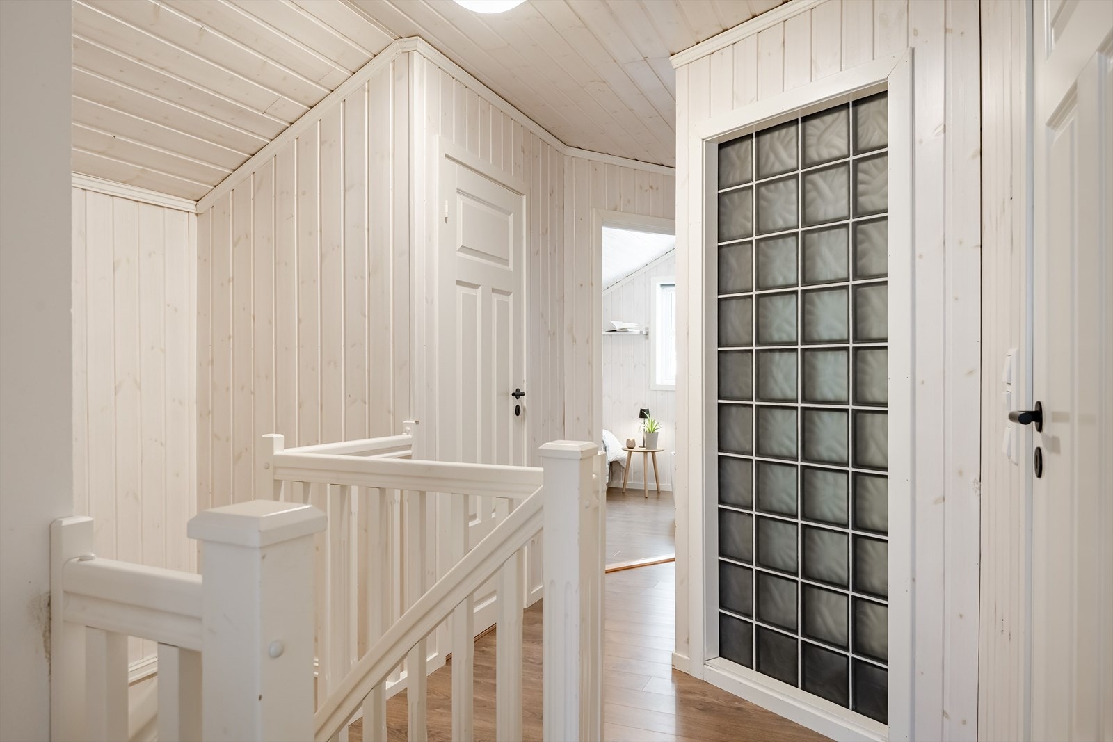 Gang/trapperom i 2. etasje med adkomst til 3 soverom, baderom og bod/garderobe. Galleribilde