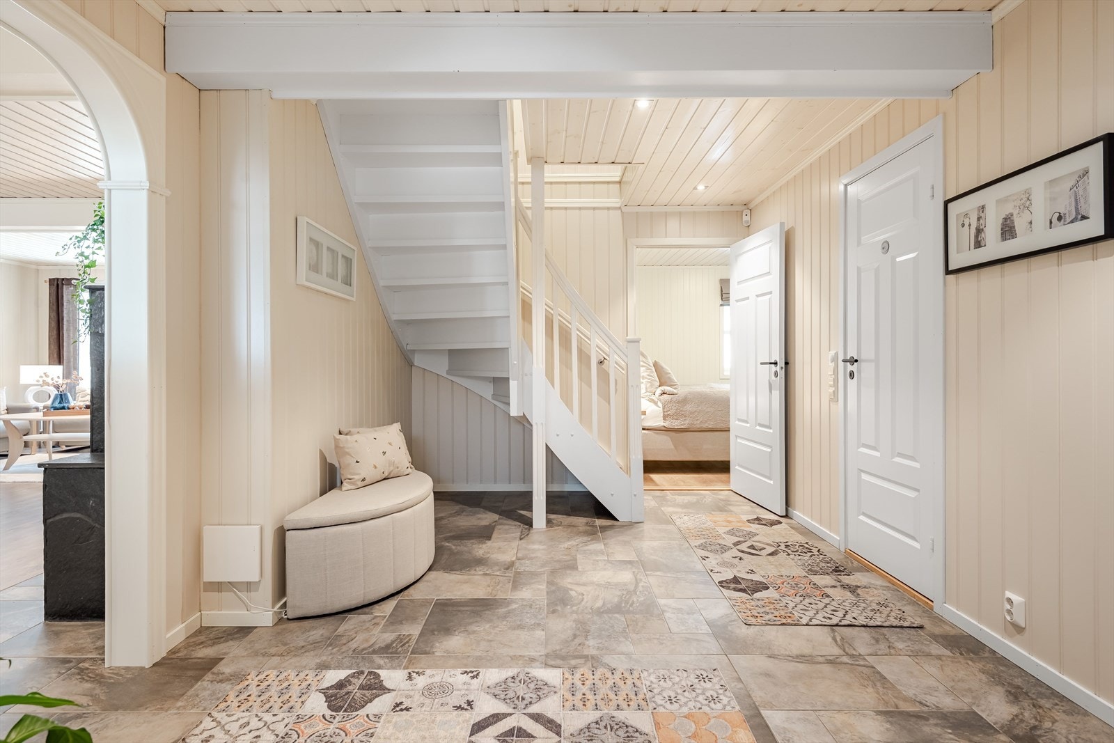 Gang/trapperom med adkomst til 2 soverom og et romslig baderom. Galleribilde